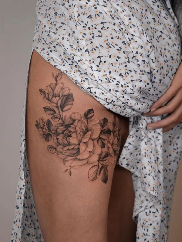 female black and grey black and grey татуировка на thigh #62772 | Тату мастер sveta_blackbird