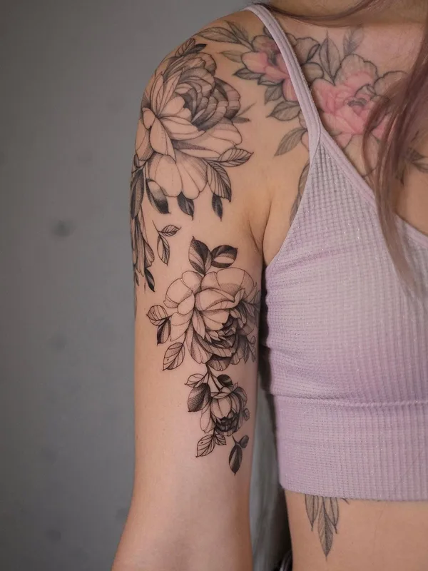 female black and grey botanic татуировка на shoulder #62769 | Тату мастер sveta_blackbird