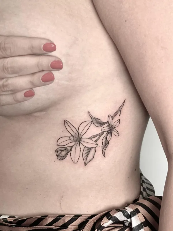 female black and grey fineline tattoo auf ribcage #62779 | Tätowierer inbal_tattoo
