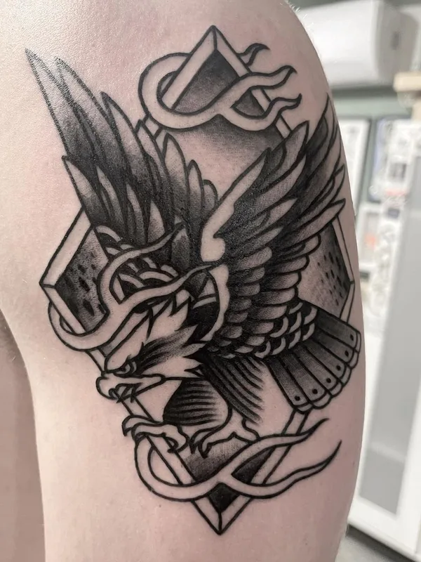 black and grey blackwork tattoo auf shoulder #62792 | Tätowierer Jonathan Segev