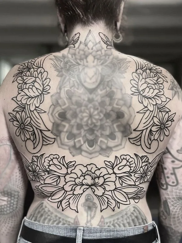 female black and grey blackwork tattoo auf full back #62789 | Tätowierer Jonathan Segev