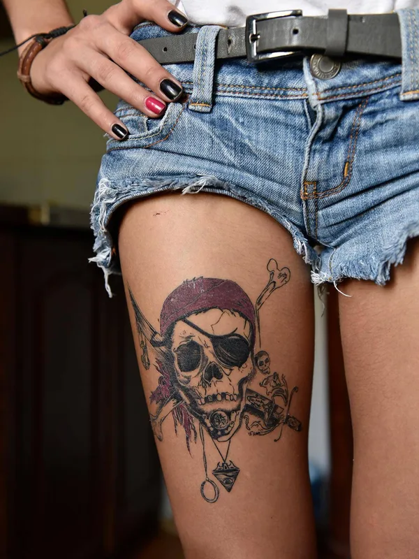 female black and grey blackwork Tatuaggio su thigh #28017 | Tatuatore Евгений Волков
