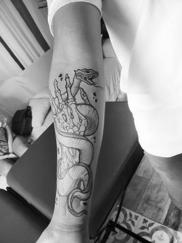 black and grey sketch tatouage sur forearm #38610 | Artiste tatoueur Paulo R