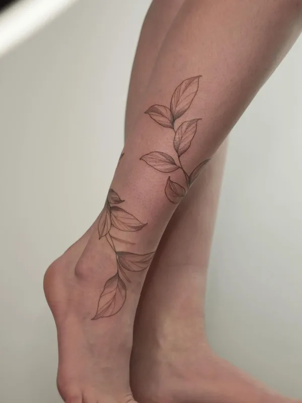 female black and grey fineline Tatuaggio su calf #51076 | Tatuatore Евгений 