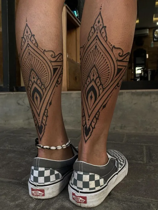 female black ornamental tatouage sur leg, calf #64420 | Artiste tatoueur gaya_tree_