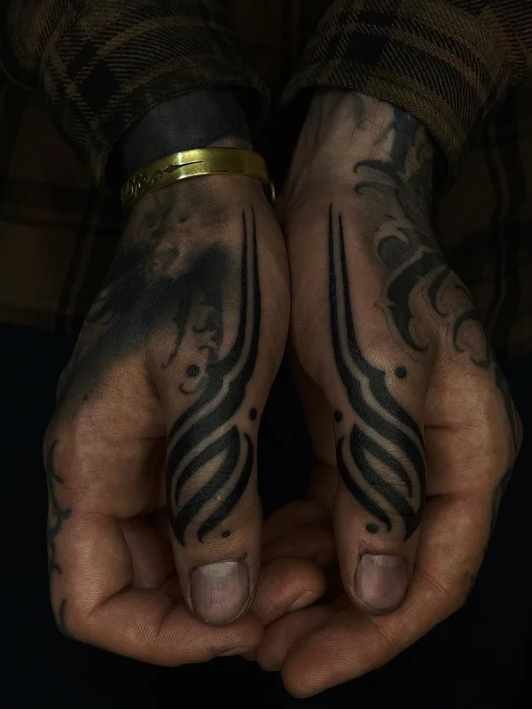 men black ornamental tatouage sur fingers #64418 | Artiste tatoueur gaya_tree_