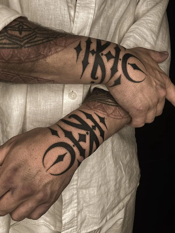 men black ornamental tatouage sur forearm, hand #64422 | Artiste tatoueur gaya_tree_