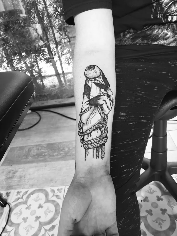 black and grey blackwork tatouage sur forearm #38881 | Artiste tatoueur Paulo R