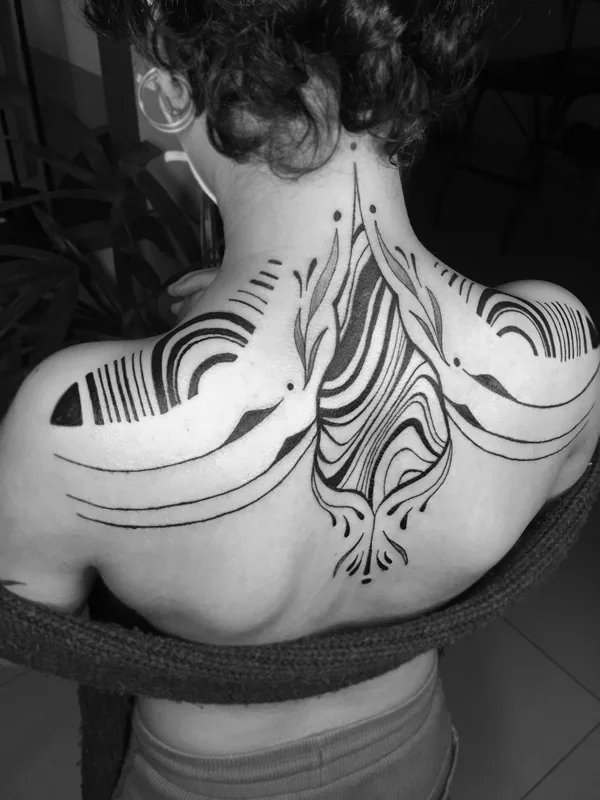 female black and grey abstract tatouage sur upper back #53708 | Artiste tatoueur Lorena Melo