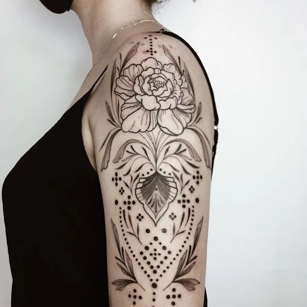Abstract tattoo by Lorena Melo in Belo Horizonte