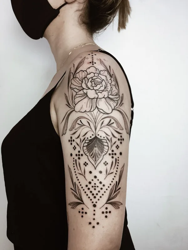 female black linework tatouage sur shoulder #53709 | Artiste tatoueur Lorena Melo