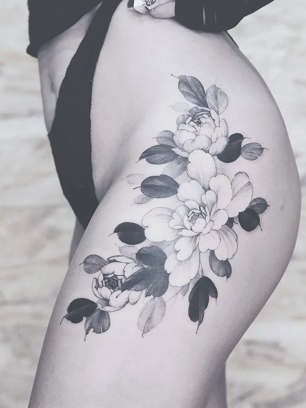 female black and grey botanic tatouage sur thigh #30485 | Artiste tatoueur Kubrick Ho