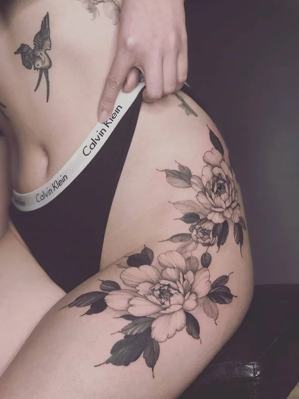 female black and grey botanic tatouage sur thigh #30481 | Artiste tatoueur Kubrick Ho