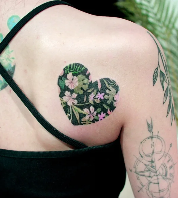 female color botanic tatuaje en shoulder blade #58884 | Tatuador Sodam