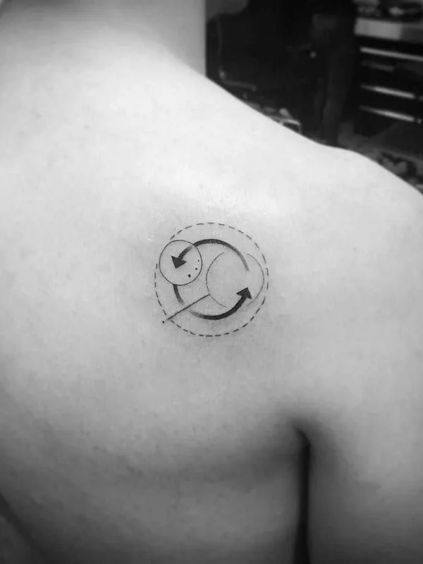 black and grey geometric татуировка на shoulder blade #1065 | Тату мастер Rob Green