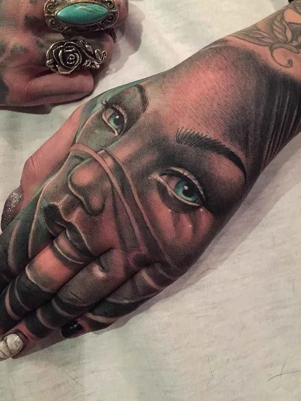 female color realism tattoo auf hand #1188 | Tätowierer Niceguy Chris Tattoo