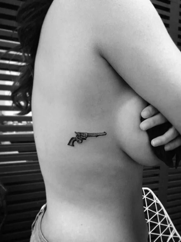 female black and grey blackwork татуировка на ribcage #1068 | Тату мастер Rob Green