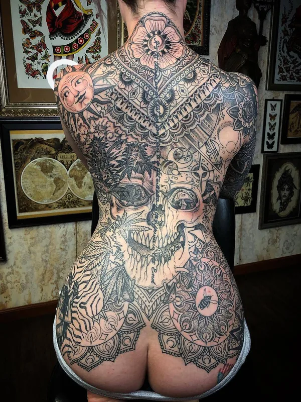 female black blackwork tattoo auf full back #28078 | Tätowierer Joseph Haefs