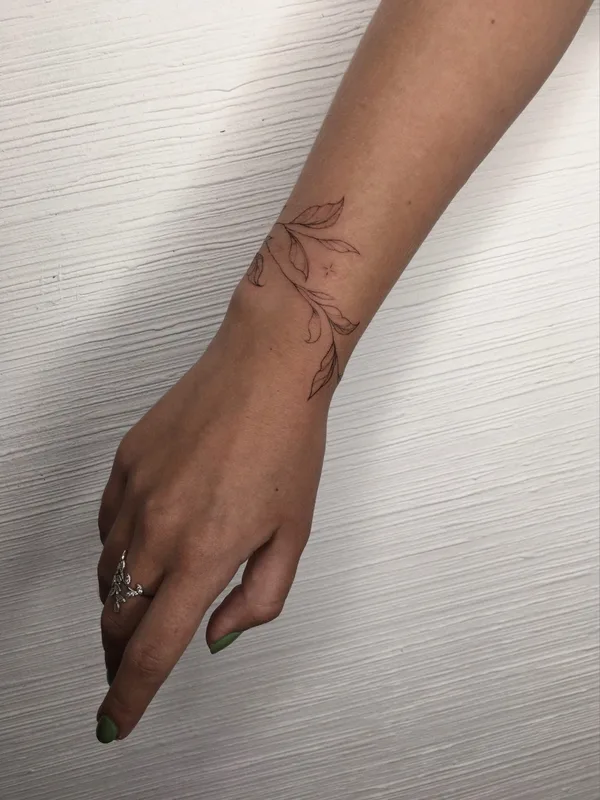 female black fineline татуировка на wrist #53046 | Тату мастер Hometattooing 
