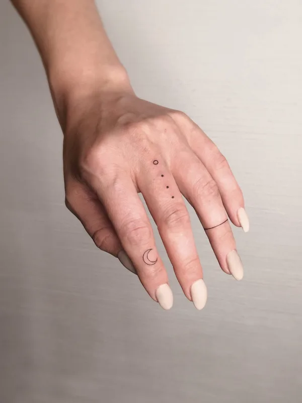 female black fineline татуировка на finger #53048 | Тату мастер Hometattooing 