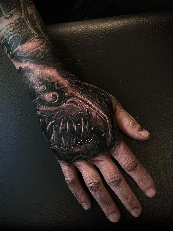 black and grey biomechanical tatuaje en hand #66484 | Tatuador Piotr Polak