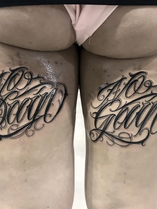 black lettering Tatuaggio su thigh #66552 | Tatuatore AserOne