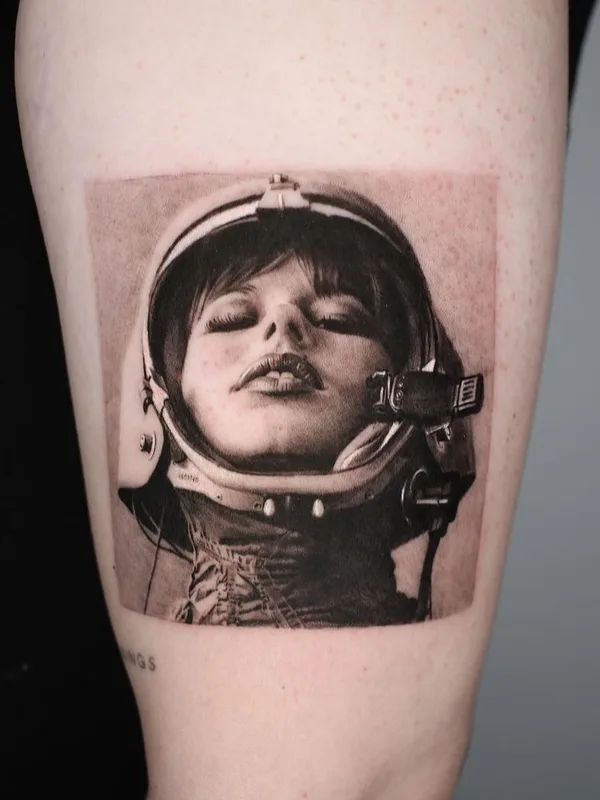 female black and grey realism татуировка на upper arm #40194 | Тату мастер Zlata Kolomoyskaya