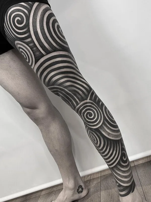 black geometric tattoo on full leg #55560 | Tattoo Artist Raimundo Ramírez