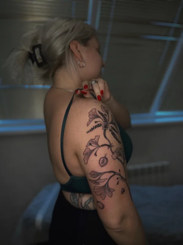 female black botanic татуировка на upper arm #71118 | Тату мастер HAMSTERTATTOO 