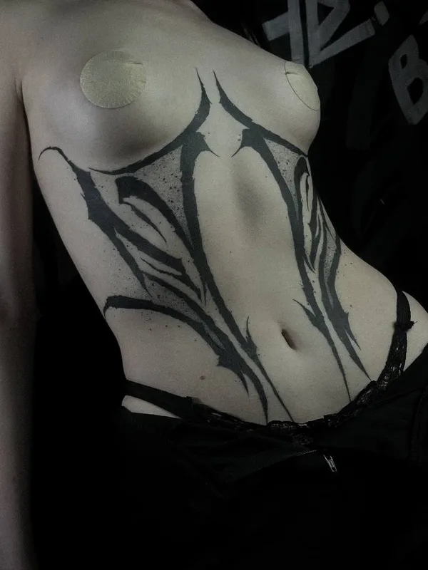 female black blackwork татуировка на sternum #71183 | Тату мастер ART CHE 