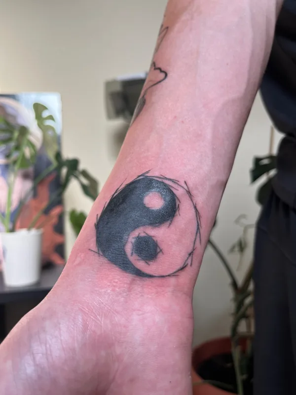 black blackwork татуировка на wrist #72199 | Тату мастер Ванесса Динь