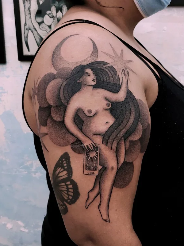 female black and grey blackwork tattoo auf upper arm #42262 | Tätowierer Yara Floresta