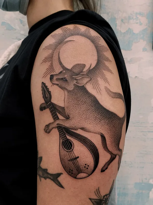 black and grey blackwork tattoo auf shoulder #42260 | Tätowierer Yara Floresta