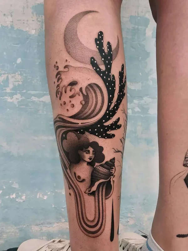 female black and grey blackwork tattoo auf calf #42251 | Tätowierer Yara Floresta