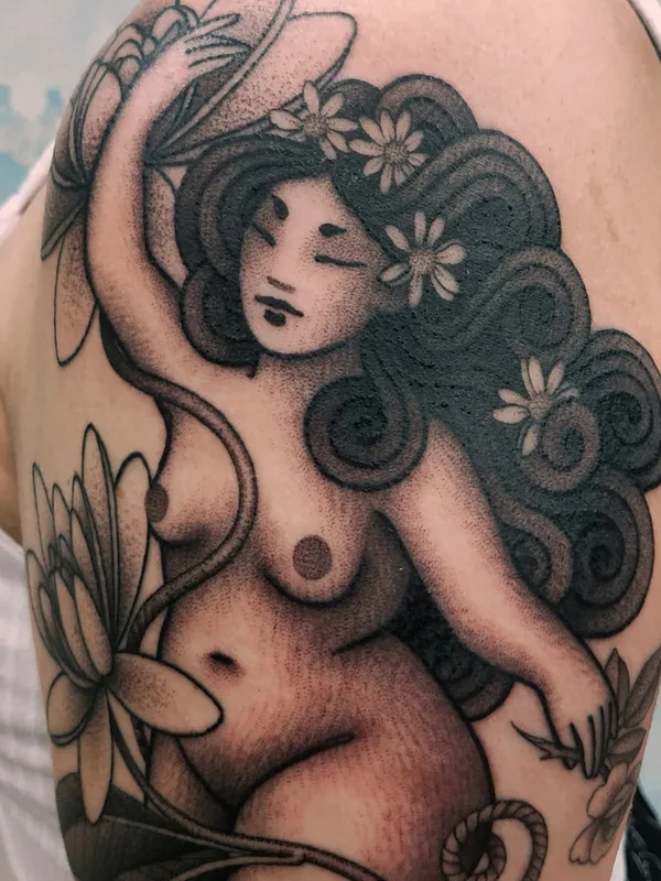 female black and grey black and grey tattoo auf shoulder #42252 | Tätowierer Yara Floresta