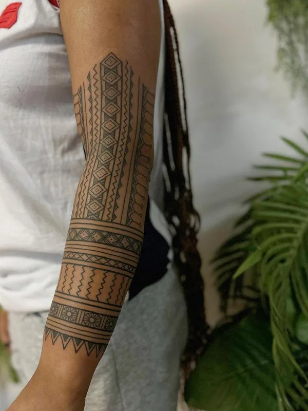 black tribal tattoo auf forearm #75140 | Tätowierer Ayla Roda