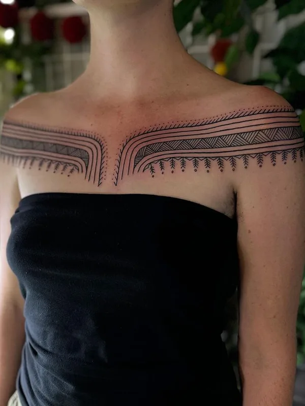 female black tribal tattoo auf collarbone #75138 | Tätowierer Ayla Roda