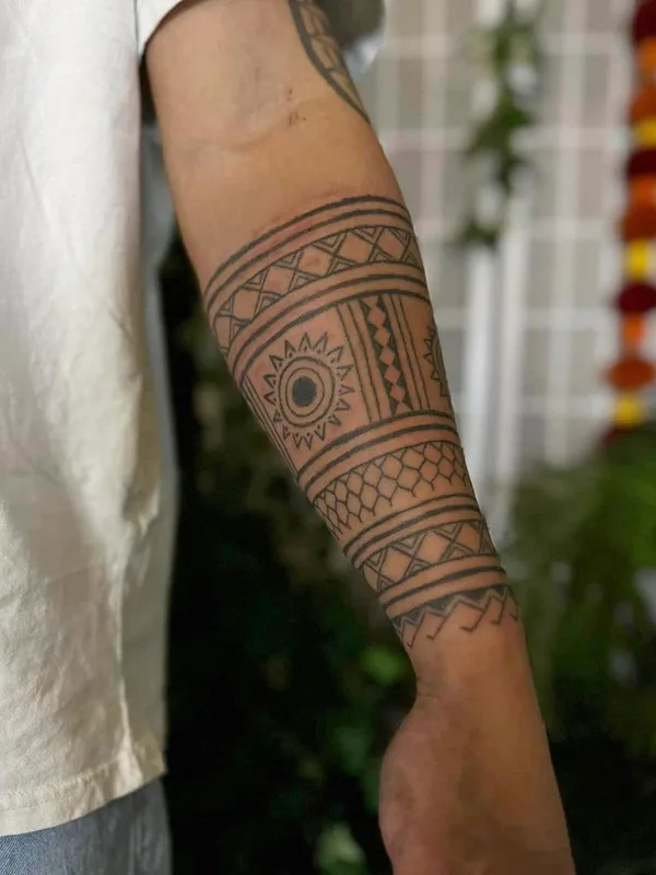 black tribal tattoo auf forearm #75139 | Tätowierer Ayla Roda