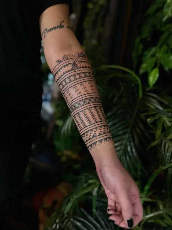 black tribal tattoo auf forearm #75136 | Tätowierer Ayla Roda