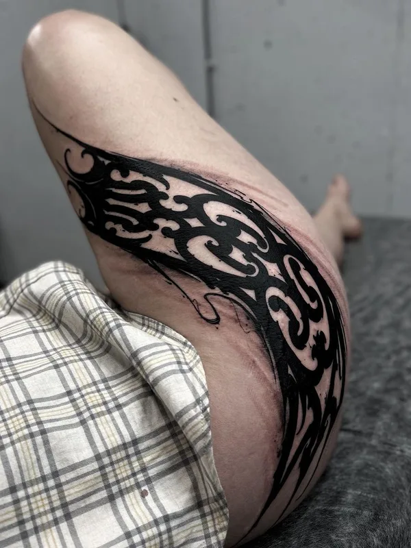 black tribal 타투 부위 thigh #45621 | 타투이스트 Алексей Бойко