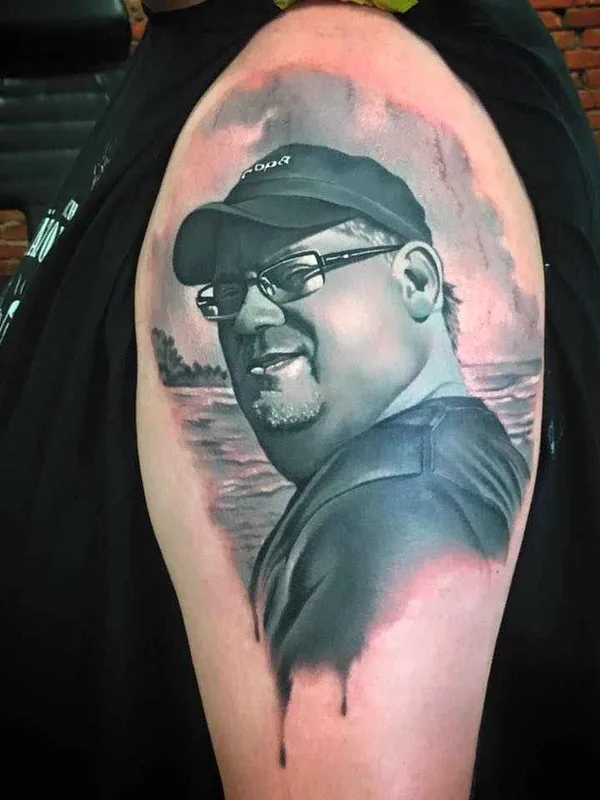 male black and grey realism tatouage sur upper arm #683 | Artiste tatoueur Marcel Daatz
