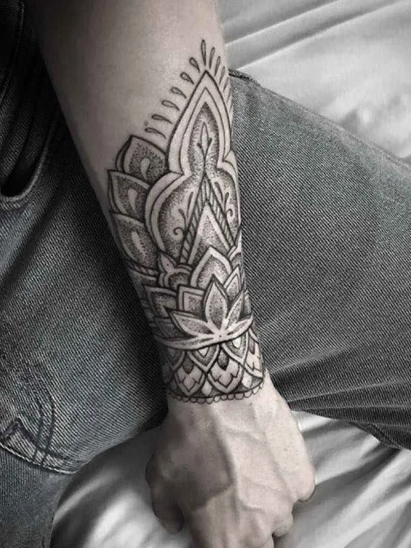 black and grey mandala татуировка на forearm #4421 | Тату мастер Chris Bint