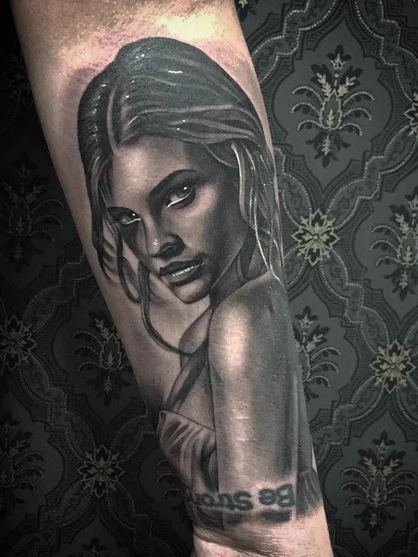 female black and grey realism tattoo auf forearm #1192 | Tätowierer Niceguy Chris Tattoo