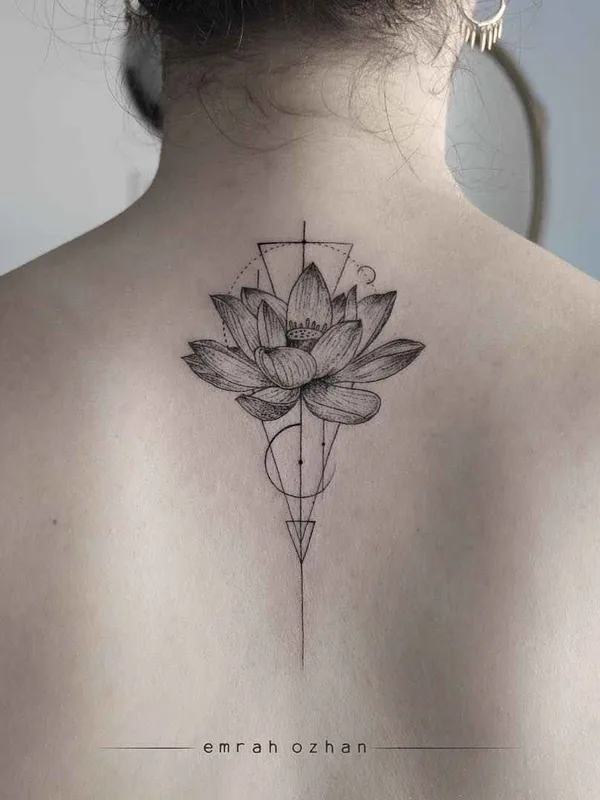 female black and grey fineline tattoo auf upper back #3156 | Tätowierer Emrah Ozhan