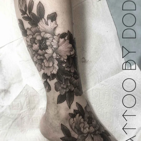 Dotwork tattoo by Dodie in Lyon