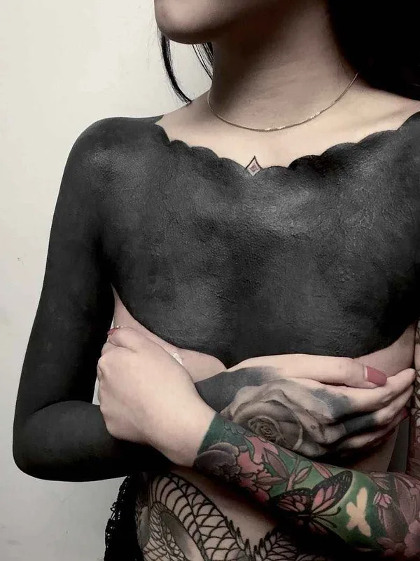 female black blackout татуировка на chest #1295 | Тату мастер Chester Lee (Oddtattooer)