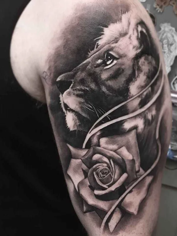 black and grey realism tattoo auf bicep #1585 | Tätowierer Massi Novecento