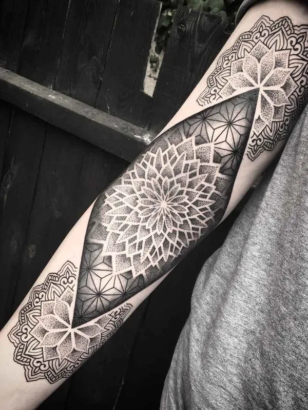 black and grey geometric татуировка на forearm #4422 | Тату мастер Chris Bint