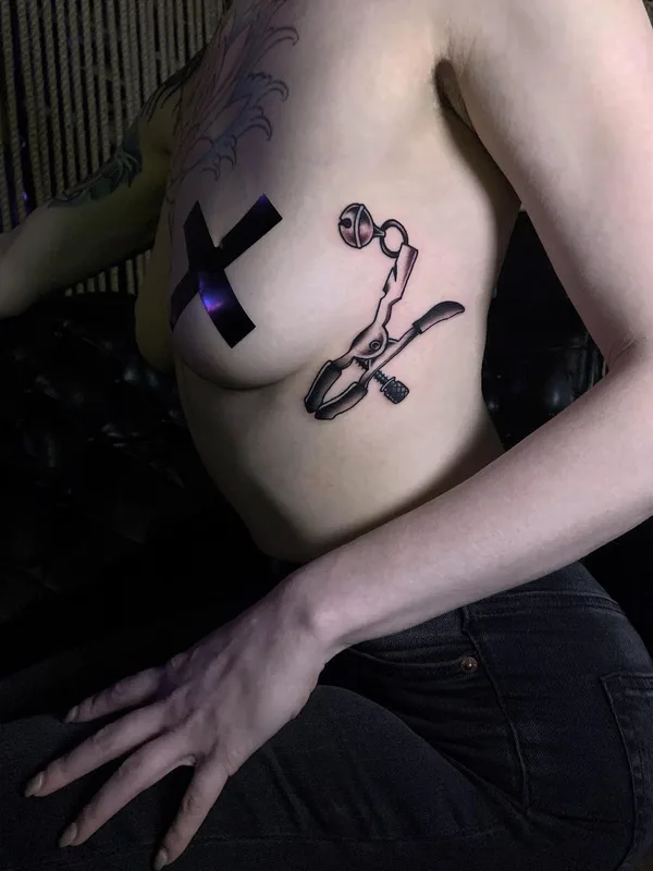 female black and grey blackwork 타투 부위 ribcage #46951 | 타투이스트 Артём Лебедев