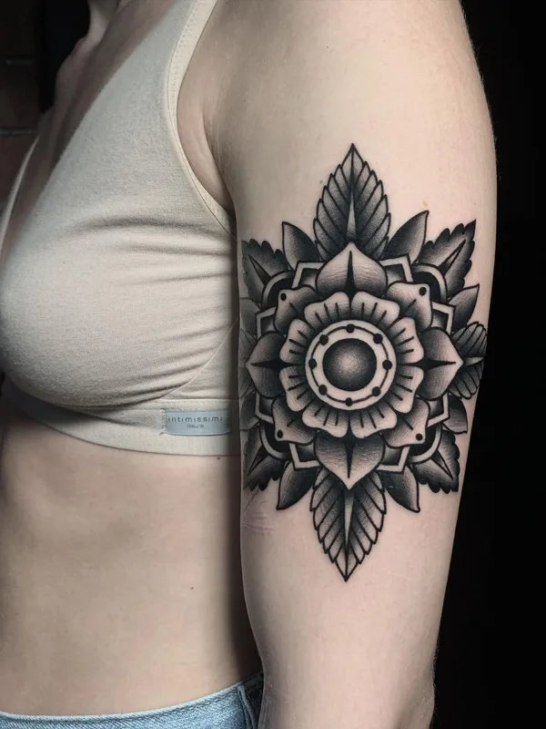 female black and grey blackwork 타투 부위 upper arm #46950 | 타투이스트 Артём Лебедев